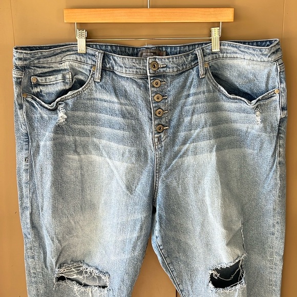 Torrid 22 Short Jeans Light Wash Knee Slit Exposed Button Fly Distressed Crop - Picture 2 of 7